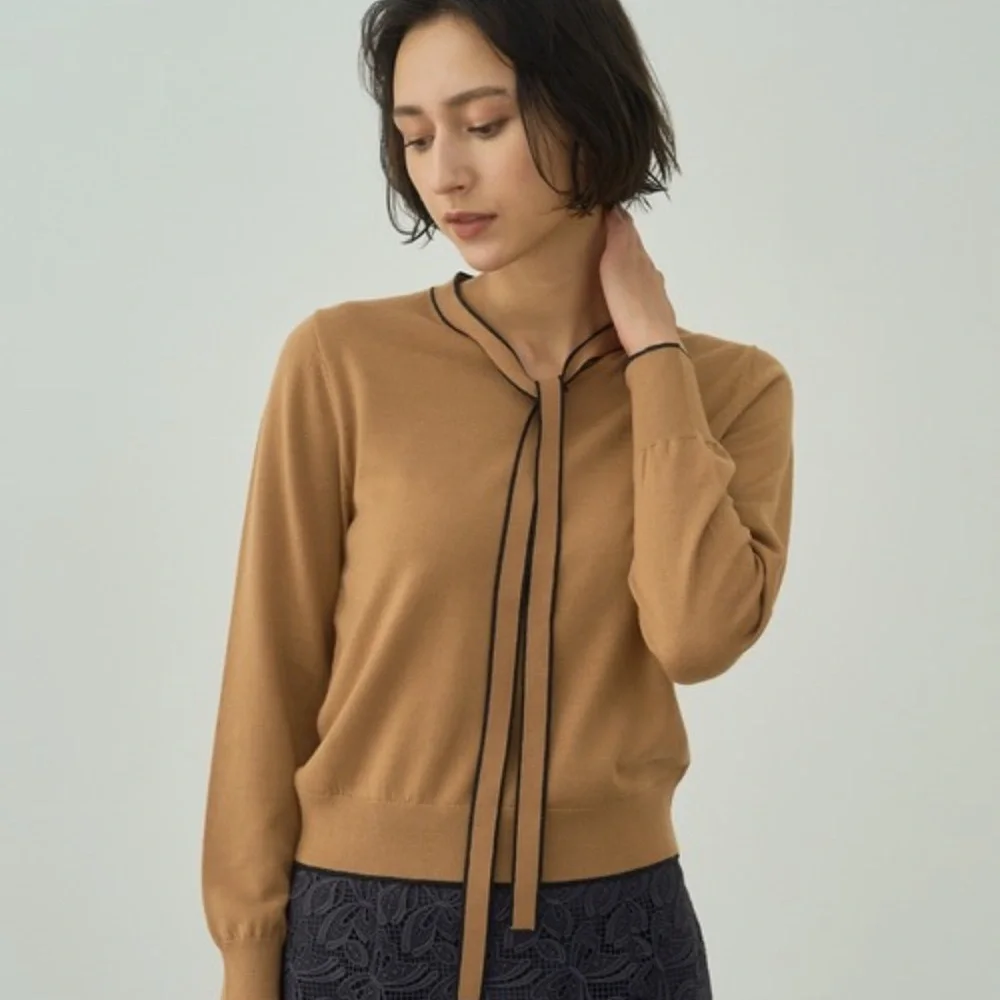 Adrianna Papell Tipped Bow Neck Sweater In Camel/Black- M - Picture 2 of 8